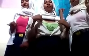 3 Siswi SMP Jilbab Lesbi di Kamar Mandi
